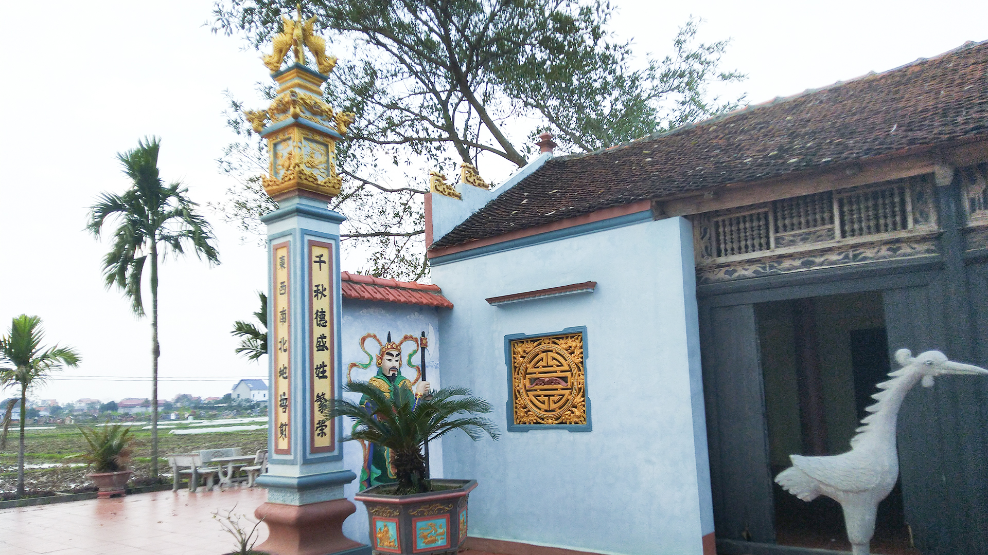 5_Bên Trái Đền.jpg